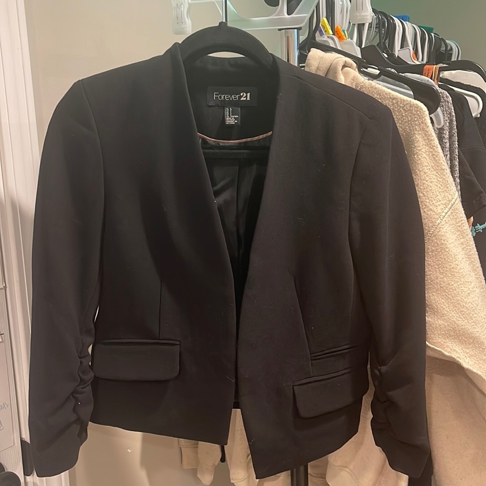 Forever 21 Cropped Blazer with Cinched Sleeves Size Large